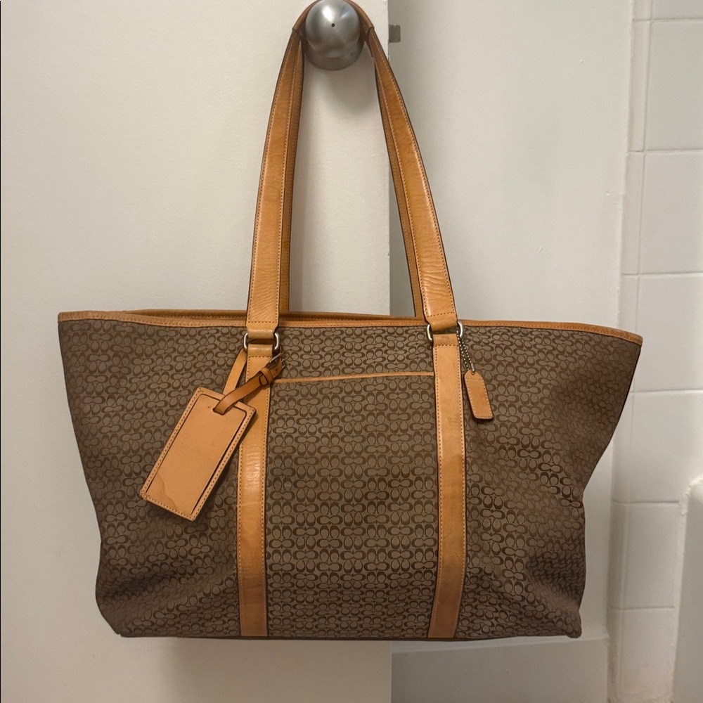 Coach duffle with zipper and 2 interior pockets.
